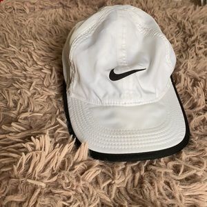 Nike FeatherLight DriFit Hat